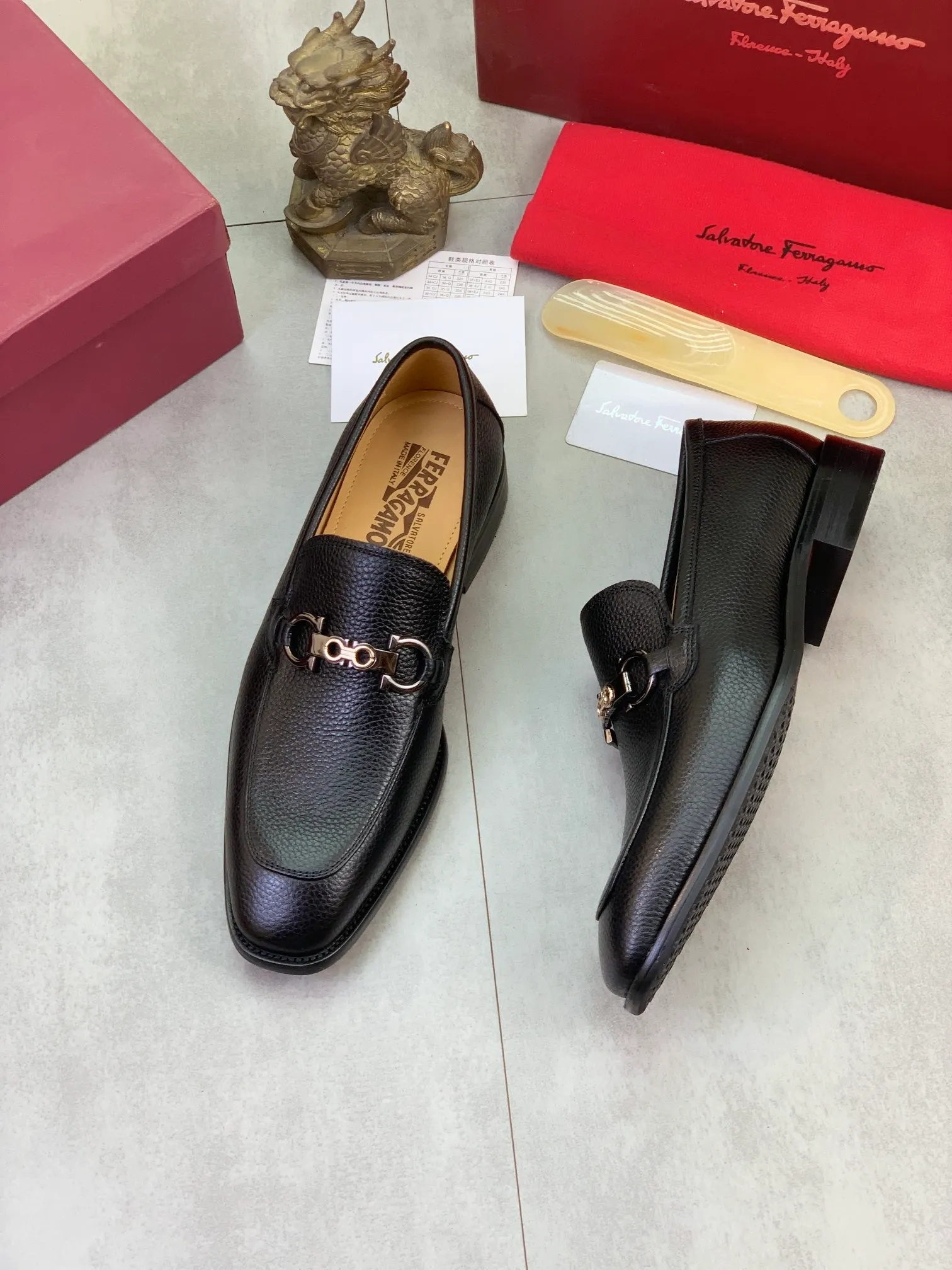 Men's Men's Shoes 💰P460💰[New Style] Water-dyed Niuli 🆘[Salvatore Ferragamo] Ferragamo's latest casual business leather shoes for men! Available at counters simultaneously! The fabric is made of specially imported original pebbled calfskin, and the lining is made of imported water-dyed cowhide. It is absolutely luxurious and leads the fashion trend. Matching code: 38-47 black and brown optional